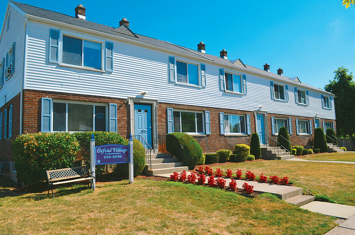 Oxford Village Townhomes in Amherst, NY - Building Photo