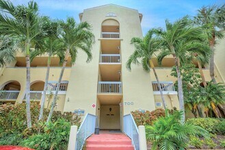 700 Uno Lago Dr in Juno Beach, FL - Building Photo - Building Photo