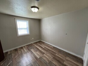 310 W Arnold St in Marshfield, WI - Foto de edificio - Building Photo