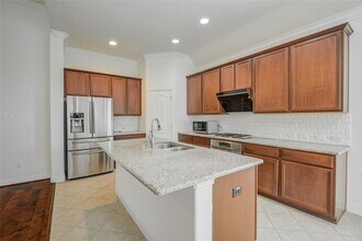 9915 Foggy River in Missouri City, TX - Foto de edificio - Building Photo