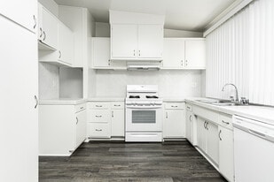 kes476 in Sherman Oaks, CA - Building Photo