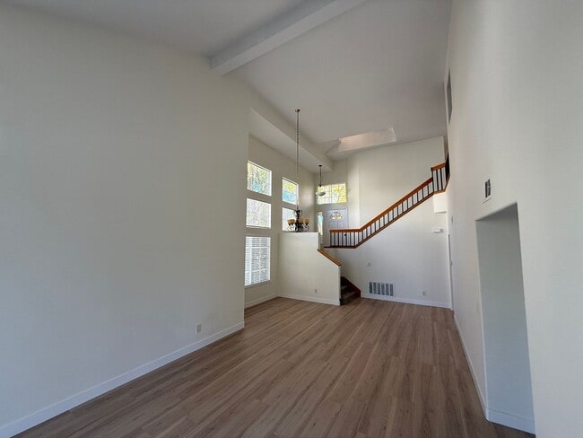 24632 Brighton Dr in Santa Clarita, CA - Building Photo - Building Photo