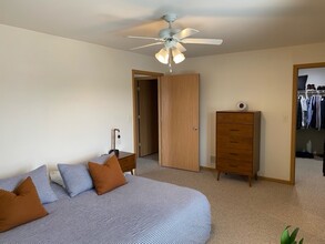 448 DeKalb Ave, Unit Apartment B in Sycamore, IL - Building Photo - Building Photo