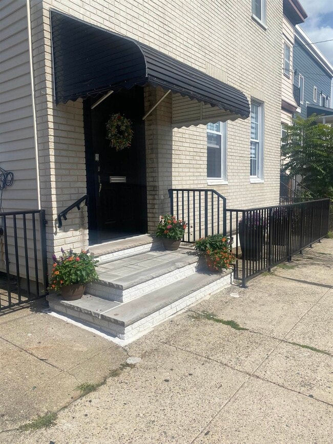 70 Poplar St in Jersey City, NJ - Building Photo - Building Photo