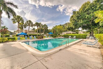 745 W Country Club Dr in Sarasota, FL - Building Photo - Building Photo