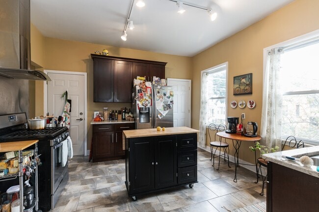 2032 W Roscoe St, Unit 1 in Chicago, IL - Building Photo - Building Photo