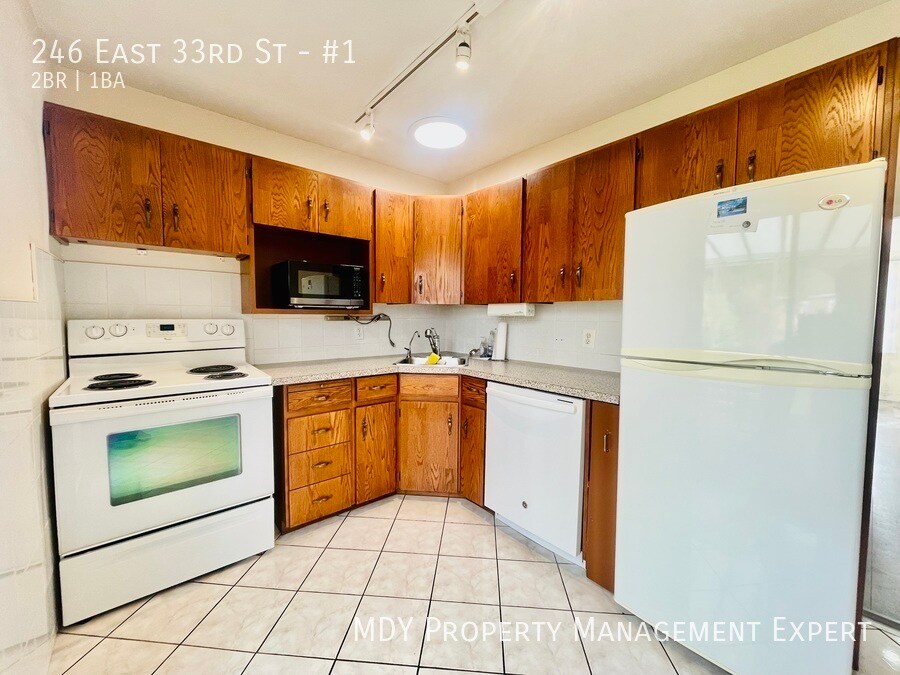 246 E 33rd St in Hamilton, ON - Building Photo