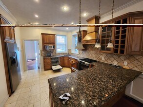 566 E 5th St, Unit 1 in Boston, MA - Foto de edificio - Building Photo