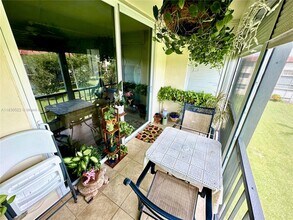 9420 S Hollybrook Lake Dr in Pembroke Pines, FL - Building Photo - Building Photo