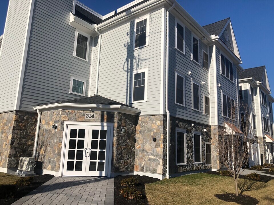 314 Bridgeport Ave in Milford, CT - Building Photo