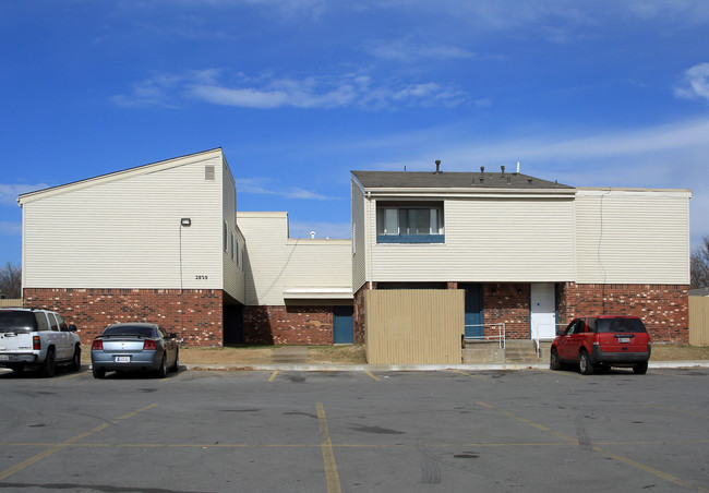 The Meadows Apartments in Tulsa, OK - Building Photo - Building Photo