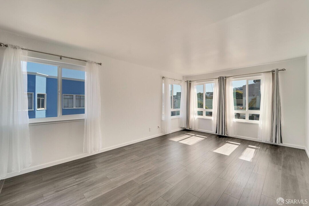 4200 Mission St in San Francisco, CA - Building Photo