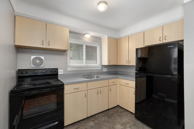Downtown Royal Oak-Free Month's Rent in Royal Oak, MI - Building Photo - Building Photo