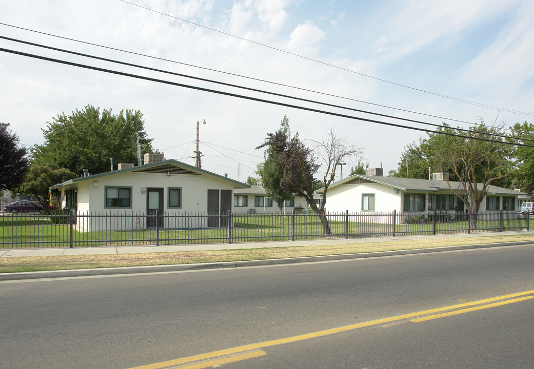 Sunset Terrace Apartments in Reedley, CA - Building Photo