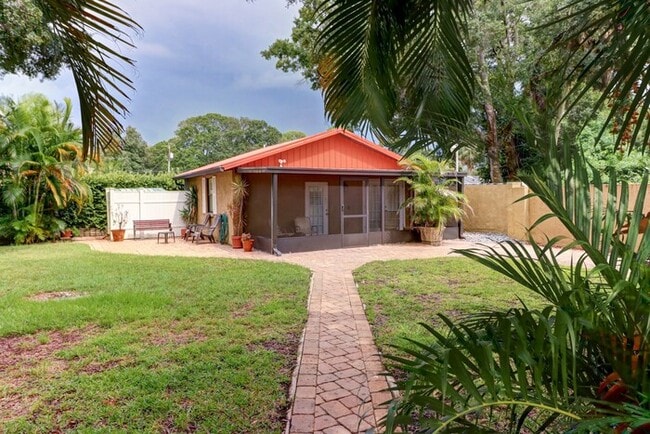 7911 Flowerfield Dr in Tampa, FL - Foto de edificio - Building Photo