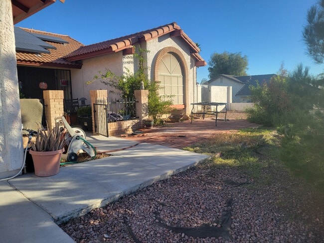 3114 E Oquendo Rd