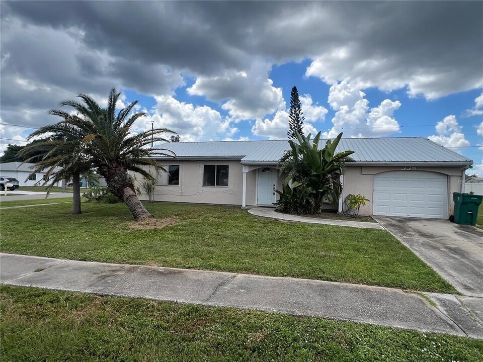 334 Aylesbury Ln NE in Port Charlotte, FL - Building Photo