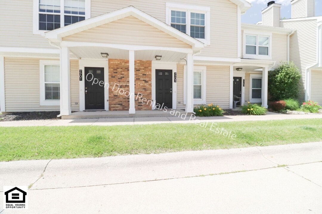 7701-7729 E State Blvd in Fort Wayne, IN - Building Photo