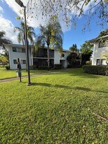 823 NE 199th St in Miami, FL - Building Photo