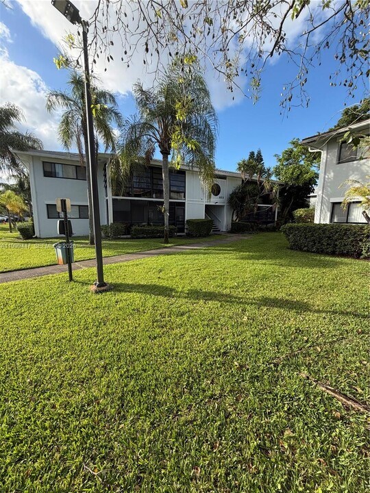 823 NE 199th St in Miami, FL - Building Photo