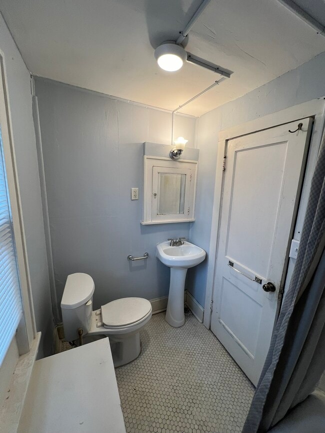 209 Cedar Lake Rd N in Minneapolis, MN - Building Photo - Building Photo