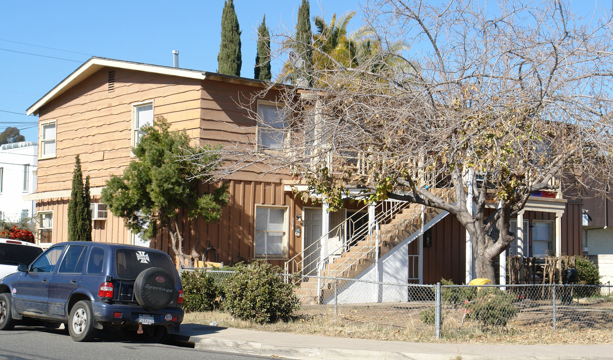 390 Millar Ave in El Cajon, CA - Foto de edificio