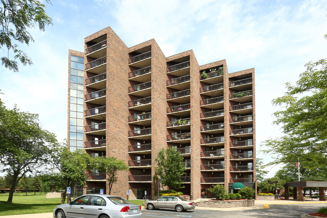 Riverfront Towers in Lansing, MI - Building Photo