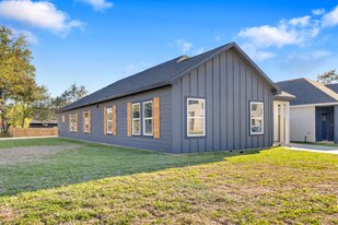 401 Martin Luther King Blvd in Willis, TX - Building Photo