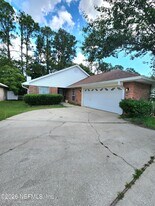 7485 Cliff Cottage Dr in Jacksonville, FL - Building Photo
