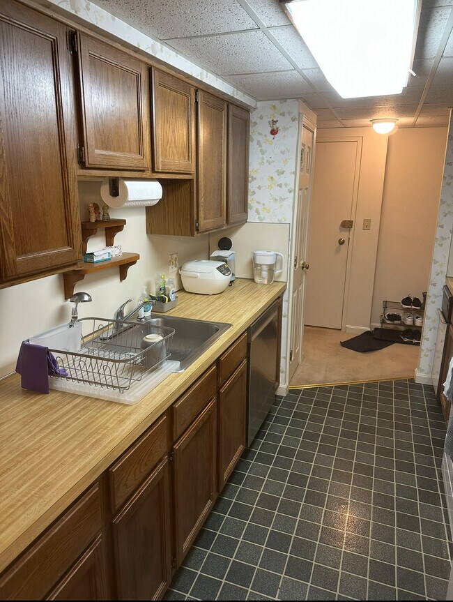 41 Angleside Rd, Unit 3 in Waltham, MA - Foto de edificio - Building Photo