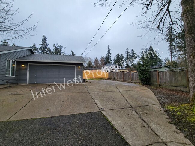 8910 SW 69th Ave in Portland, OR - Building Photo - Building Photo