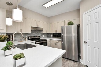 3225 Woodland Park Dr in Houston, TX - Building Photo - Building Photo