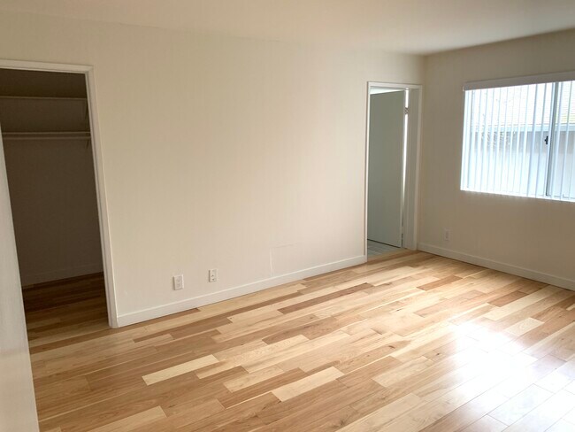 11825 Courtleigh Dr in Los Angeles, CA - Foto de edificio - Building Photo