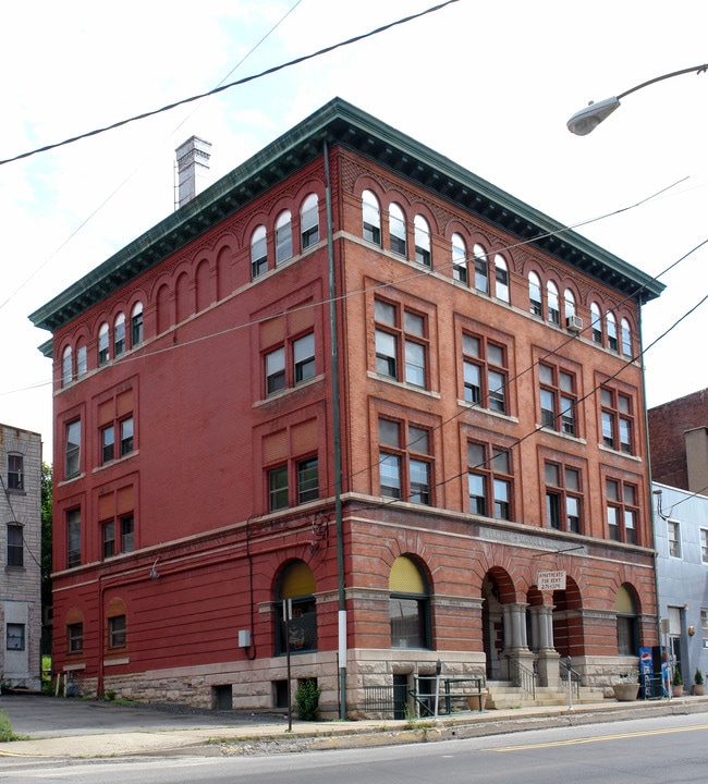 413 E Sunbury St in Shamokin, PA - Building Photo