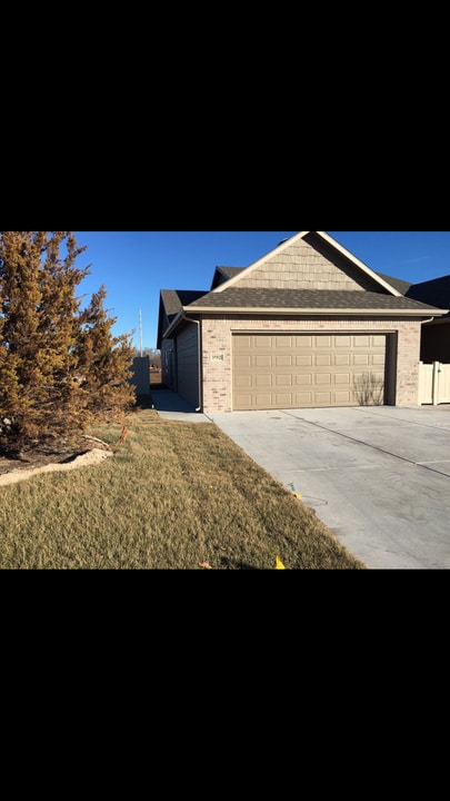 2828 E 45th Ct N in Wichita, KS - Foto de edificio