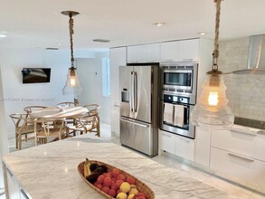 103 E Enid Dr, Unit 2 in Key Biscayne, FL - Building Photo - Building Photo