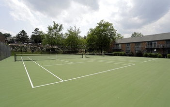 Village Green Apartments in Budd Lake, NJ - Foto de edificio - Building Photo