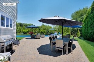 10 Juniper Ln in Southampton, NY - Building Photo