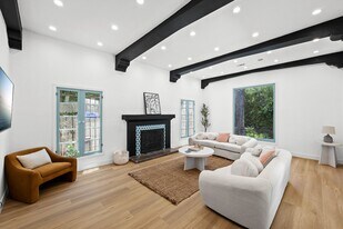 1104 S Crest Dr in Los Angeles, CA - Building Photo