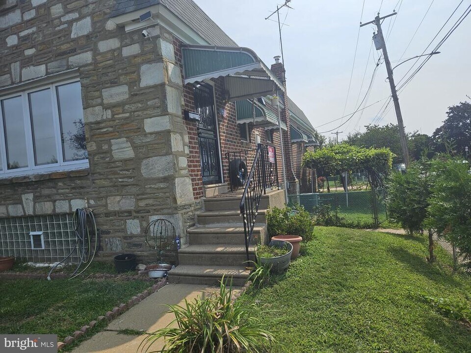 7601 Leonard St in Philadelphia, PA - Building Photo