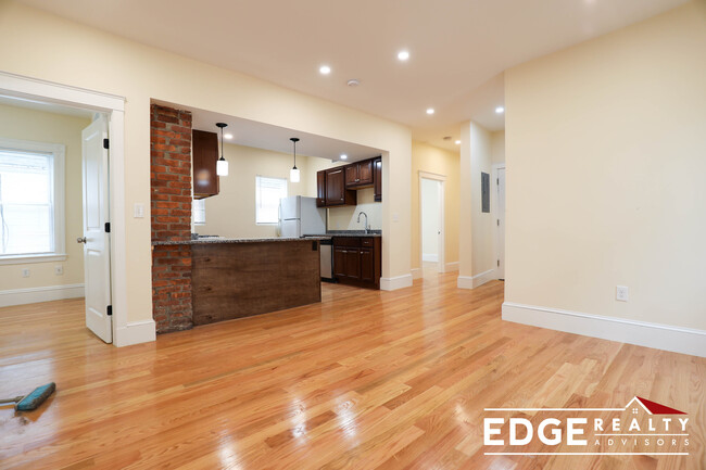 29 Brackett St, Unit 2 in Boston, MA - Foto de edificio - Building Photo