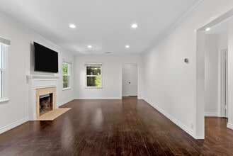 4242 Van Nuys Blvd in Sherman Oaks, CA - Foto de edificio - Building Photo