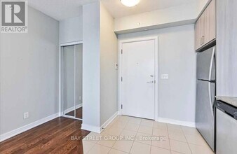 9201 Yonge St in Richmond Hill, ON - Building Photo - Building Photo