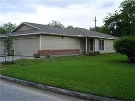 107 W Nazro St in Baytown, TX - Building Photo
