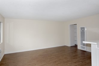 Los Arcos Apartments in Whittier, CA - Building Photo - Interior Photo