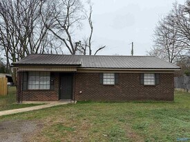 1087 Seminary St in Moulton, AL - Building Photo