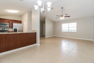 12216 Waco St in Spring Hill, FL - Foto de edificio - Building Photo