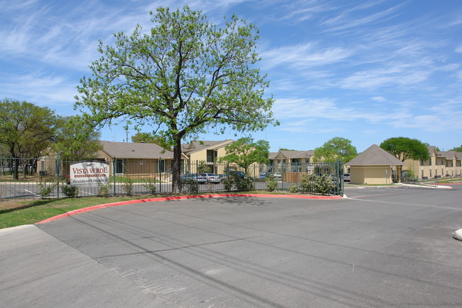 Vista Verde Apartments in San Antonio, TX - Building Photo - Building Photo