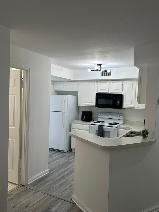 1280 S Alhambra Cir, Unit University Inn in Coral Gables, FL - Building Photo - Building Photo