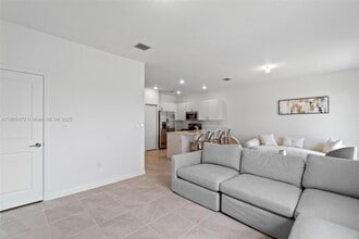 541 NW 204th St in Miami, FL - Foto de edificio - Building Photo